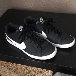 Nike Court Royale